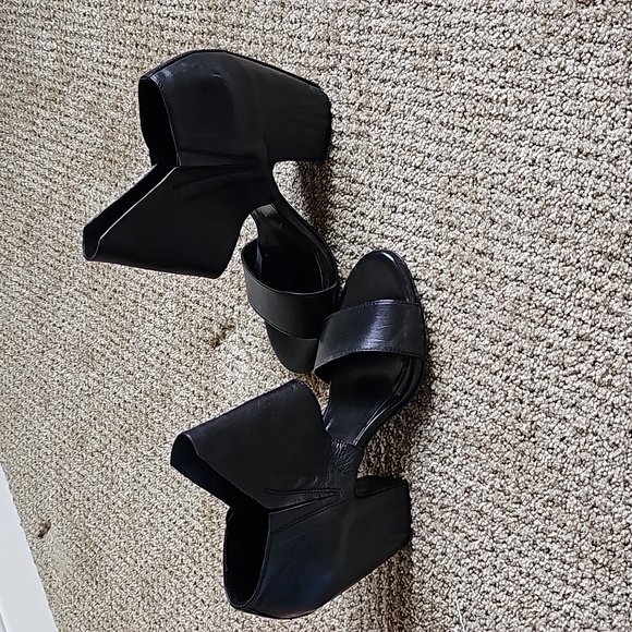 Vic Matie ladies heels with open toe. Black leather.  Great condition. Size 38 - Picture 4 of 11